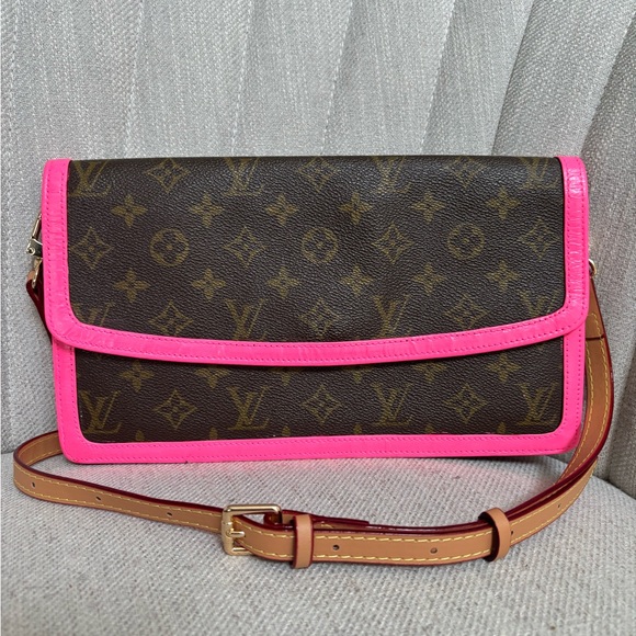 LOUIS VUITTON Fluorescent Pink Large Monogram Pouch Crossbody w/ auth cert - Picture 1 of 13